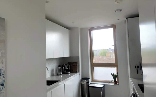 Stylish 2BD Flat With Private Balcony - Battersea