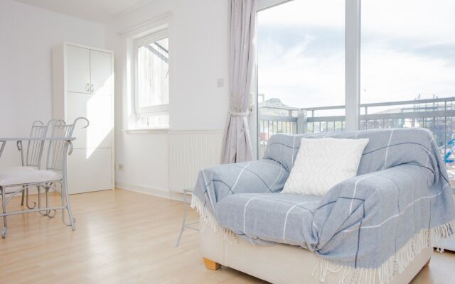 2 Bedroom Flat With Views of Arthurs Seat