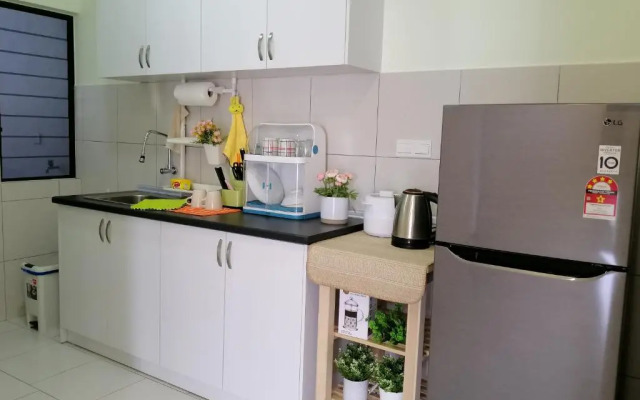 Lovely Mines Astetica Lake View Seri Kembangan 2BR