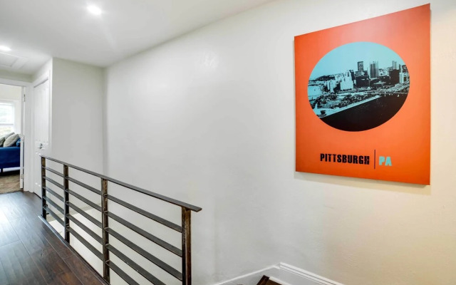 Walk to Walnut St: Pet-friendly Pittsburgh Home!