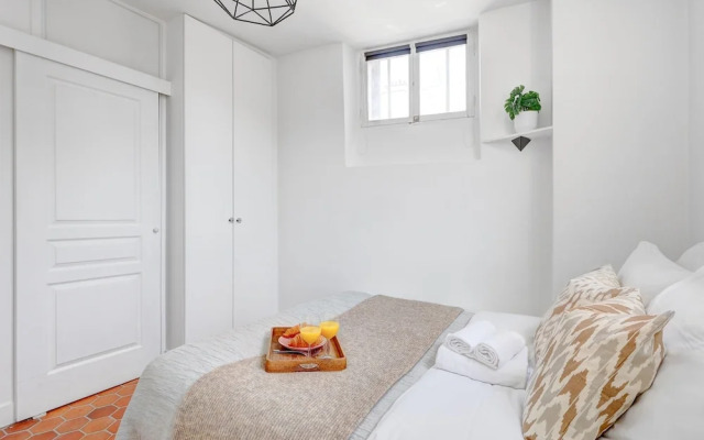 Bright 1BR Bastille Getaway - 4 Guests