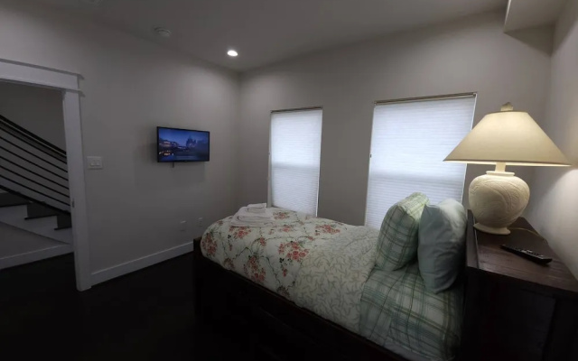 "modern 3bed Townhome. Near Nrg"