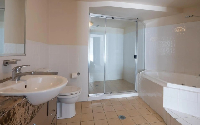 Broadbeach Savannah Hotel & Resort