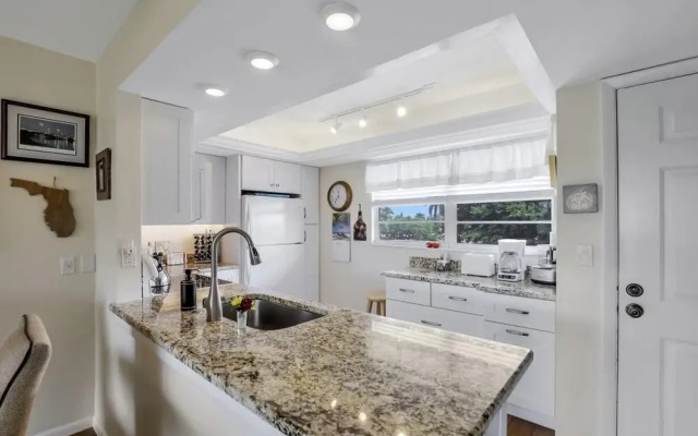 Island-style Condo With Pool, spa and Steps to Beach