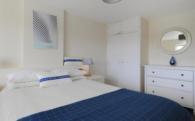 2 Studley Gardens