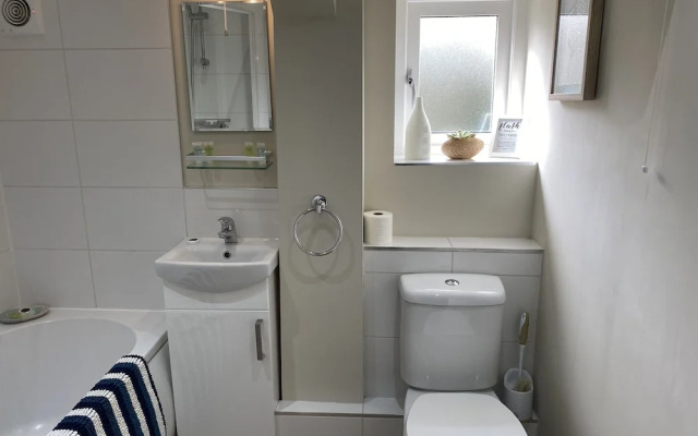 Modern 2-bed House and Parking Tibshelf Derbyshire