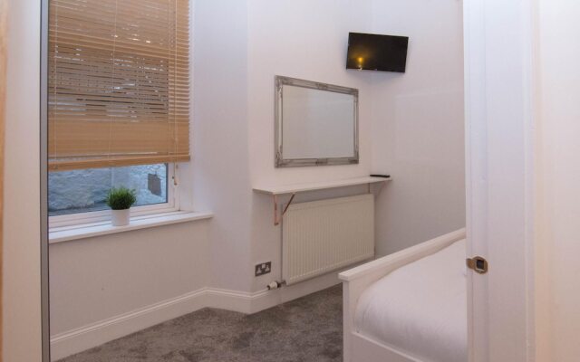 427 Pleasant 1 Bedroom Apartment in Abbeyhill Colonies Near Holyrood Park