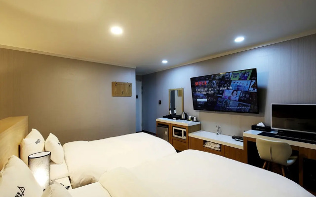 White Tourist Hotel