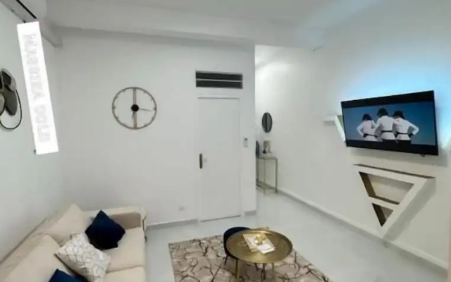 Cyrus Hotel-House