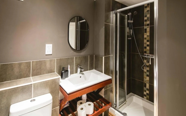 Luxe Living in a 2-bedroom Canary Wharf Haven