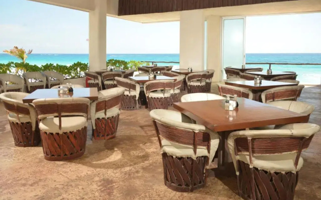 AR Cancun Plaza