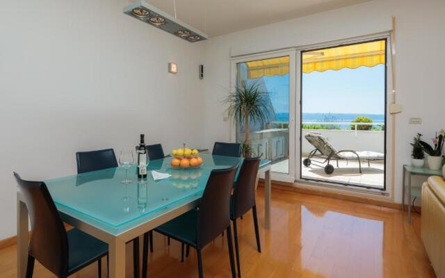 Seaside Apartment Gold 1row