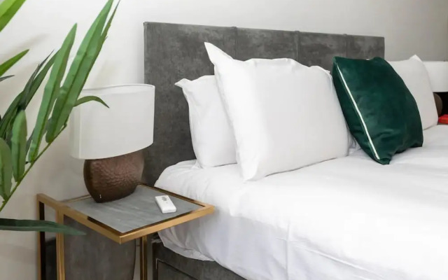Tranquil & Stylish 1 Bedroom Flat With Private Balcony