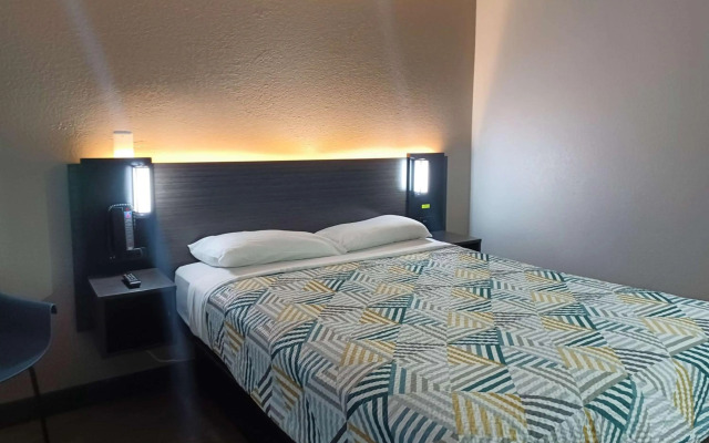 Motel 6 Fresno, CA - Blackstone North