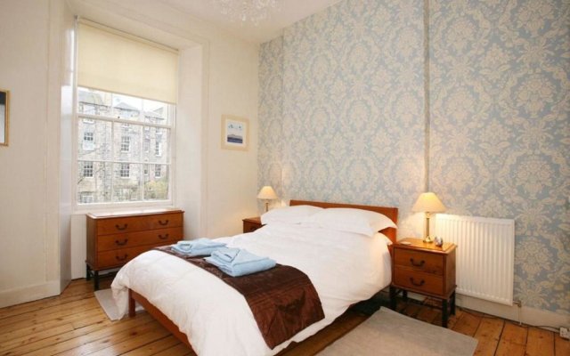 297 - Charming, spacious 2 bedroom apartment in the center of Edinburgh's Old Town