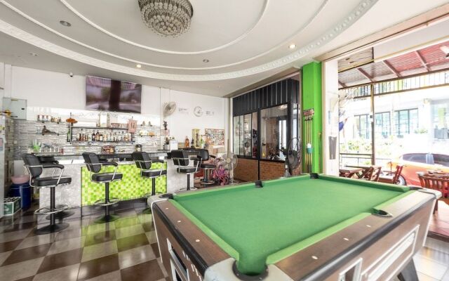 OYO 75350 Hole In One Bar Hotel
