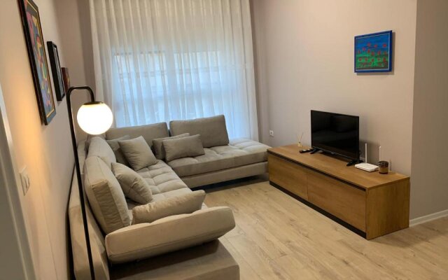 Lovely 1-bedroom Condo in Tirana WiFi-Netflix-AC