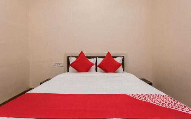 OYO 12161 Hotel Madhur Inn