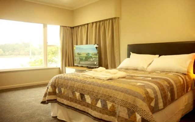 Lake Domain Boarding Holiday House