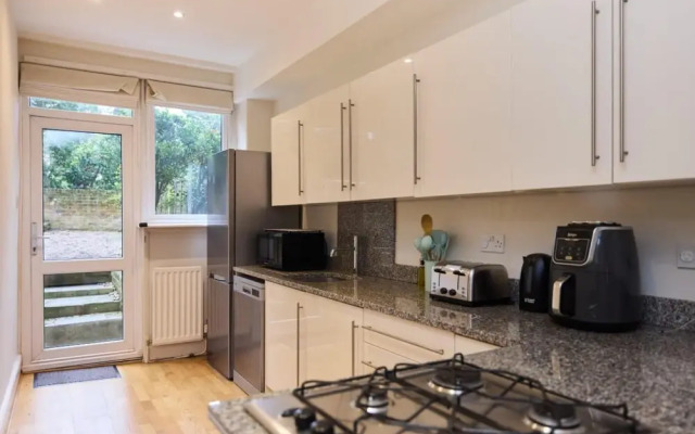 The West Kensington Hideout - Cozy 2bdr Flat With Garden