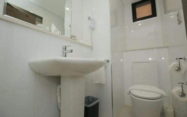 Ela Beach Hotel & Apartments