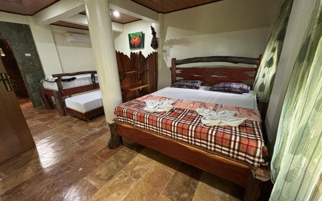On The Rocks Bungalows, Restaurant and Jungle Trekking Tours - From May to September only stay here – Guest Rooms – Bukit Lawang