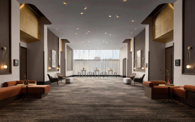 Renaissance Milwaukee West Hotel