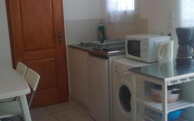 STUDIO CLIMATISE. Proche parking, commerces et mer