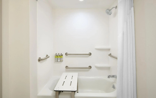 Holiday Inn Express & Suites Atlanta - Tucker Northlake by IHG