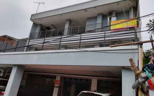 OYO 90251 Makaliwe Residence