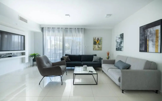 Pool side luxury suite at Royal Park-New Listing