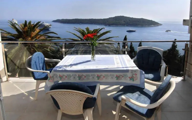 Two Palm Trees Apartment