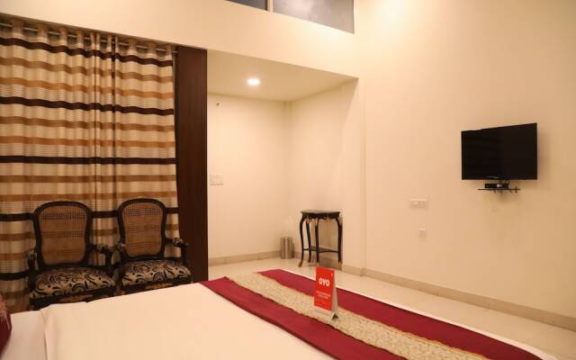 OYO 11889 White Hall