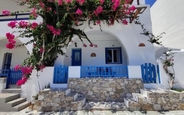 Family house by the seaside of Karavostasis