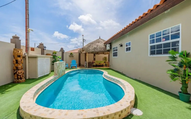 Urban 5BR Private Pool Getaway 10 Min- Bch