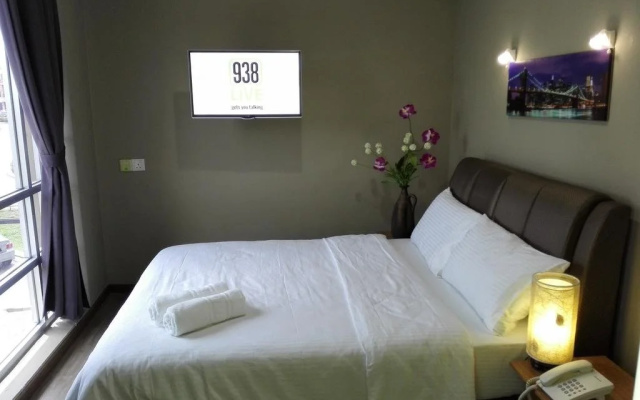 Hotel By The Park