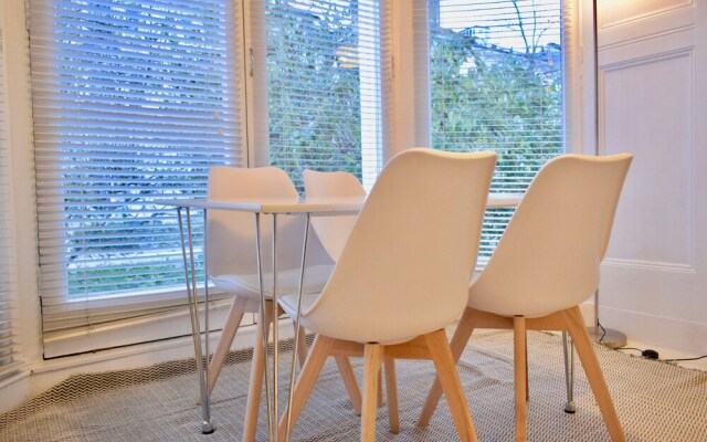 Elegant Mezzanine Studio Flat in Belsize Park