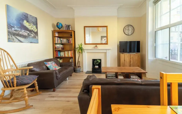 Stylish 2Bed Steps from Iconic Waterloo