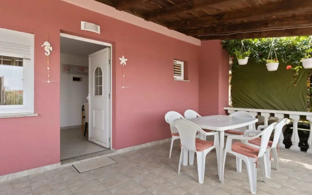 Cosy Holiday Home in Jasenice Rovanjska with Sea Nearby