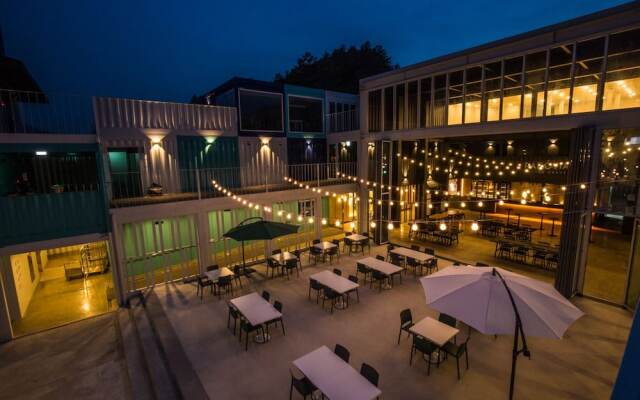 Parotia Waterhouse Hotel