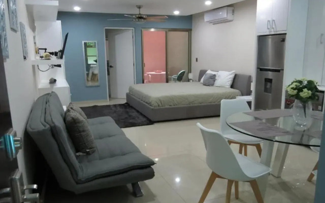 Palmarena Rooms and Residences - Long Stay Comfort with Parking, Sauna, Gym and Pool (Steps from 5th Avenue)