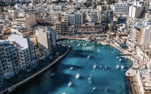 Spinola Bay 3-double Bed Near Beach Prime Location
