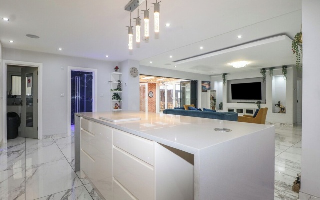 Falcon Bal House