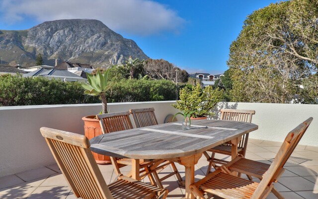 Hermanus Beachfront Lodge