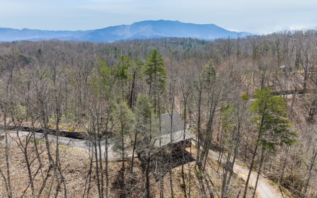 Dudley IV by AvantStay Cosy Cabin w Hot Tub Sweeping Views