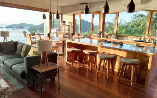 Paradise Garage Komodo Villa