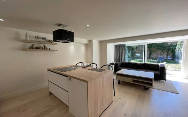 Modern Flat With Garden
