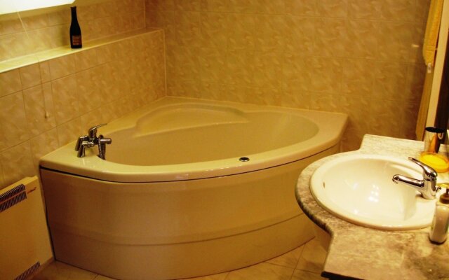 Serene Holiday Home With Private Garden, Whirlpool, Terrace