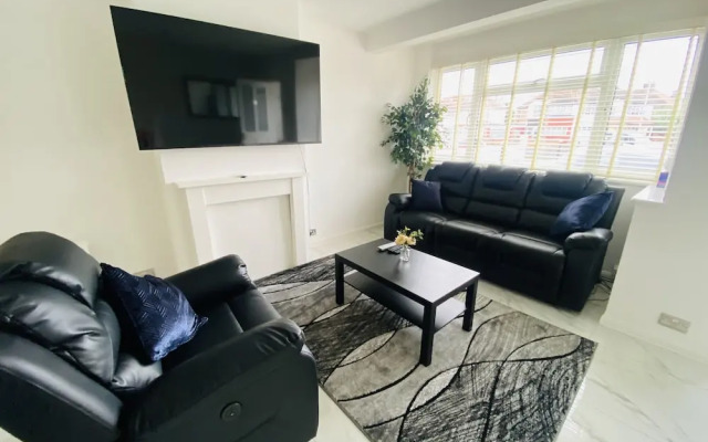 Inviting 4-bed House in Leeds