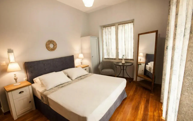 Lovely 1st Fl. Apt, with Balcony in Pagrati